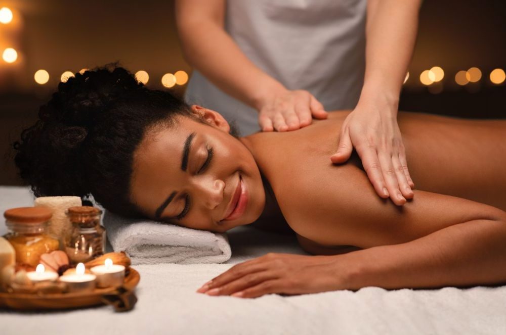 Une femme se faisant masser le dos