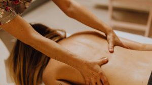 Une femme se faisant masser le dos