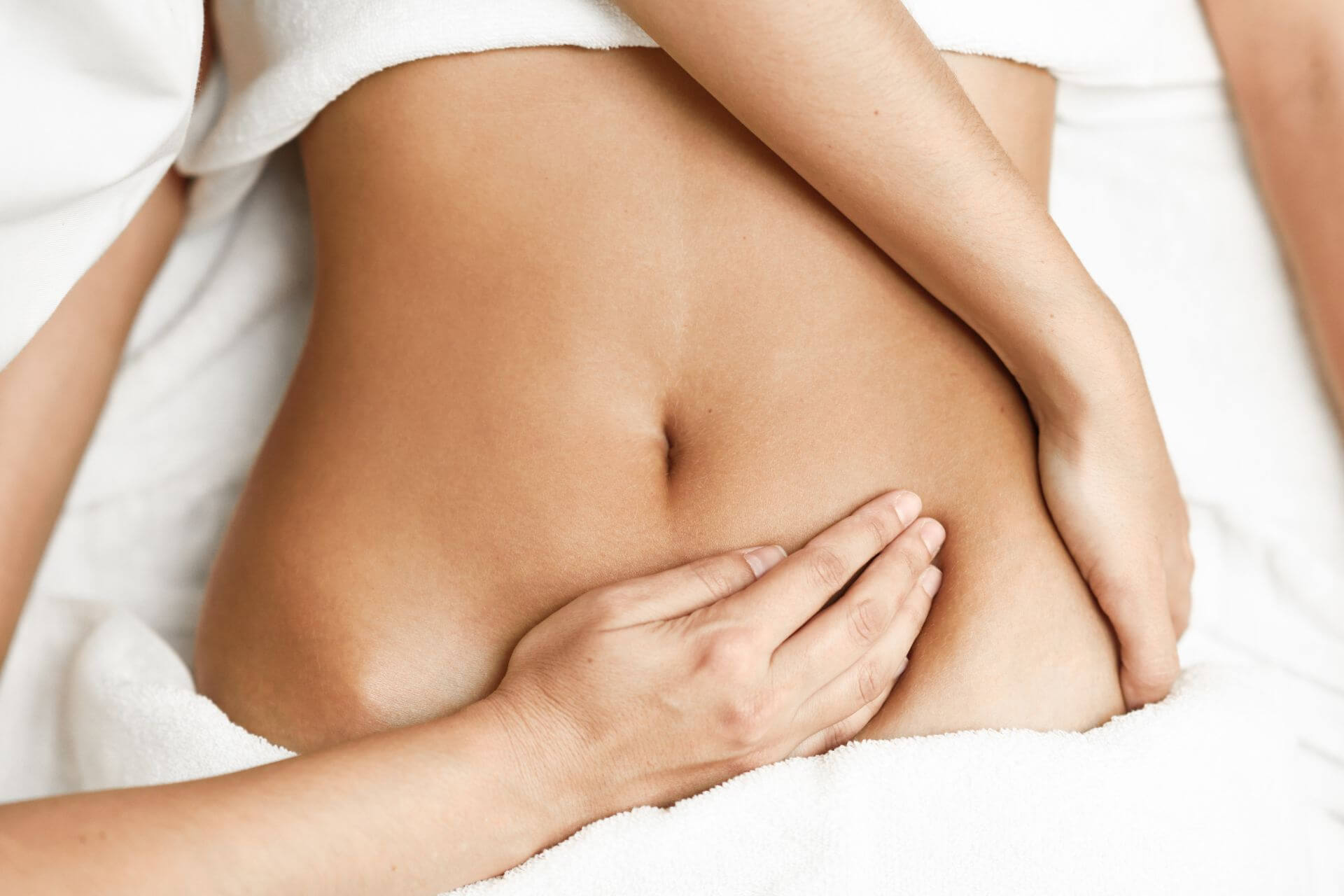 Massage sur le ventre d'une femme