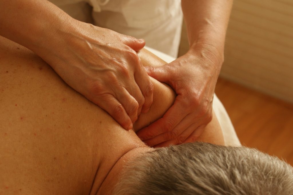 Une femme se faisant masser l'épaule