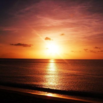 Un coucher de soleil sur une plage