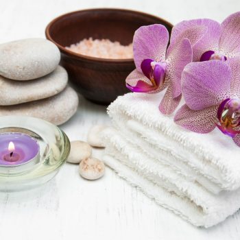 Décoration zen, ambiance spa, bougies, fleurs, galets zen