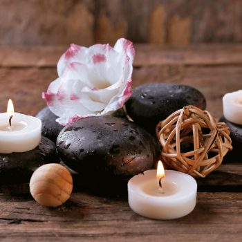 Décoration zen, ambiance spa, bougies, fleurs, galets zen