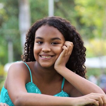 Une adolescente souriante