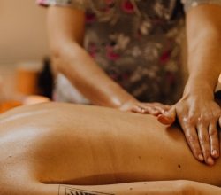 Une femme se faisant masser le dos