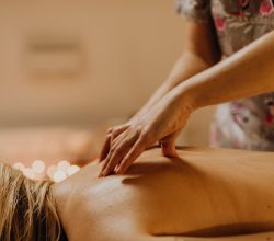 Une femme se faisant masser le dos