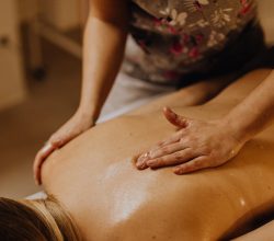 Une femme se faisant masser le dos