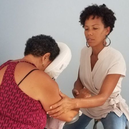 Une femme recevant un massage sur chaise ergonomique, par Maud de Le Bien de l'être