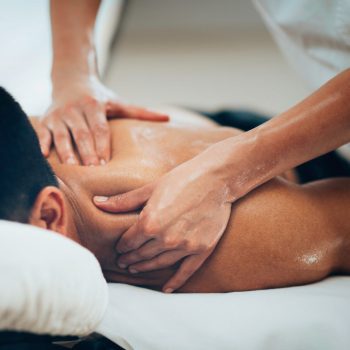 Un homme se faisant masser le dos