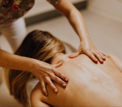 Une femme se faisant masser le dos