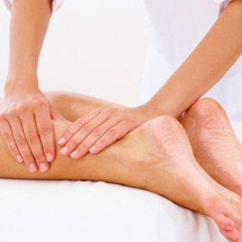 Massage sur les jambes d'une femme