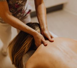 Une femme se faisant masser le dos