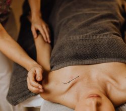 Une femme se faisant masser les bras