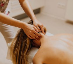 Une femme se faisant masser la tête