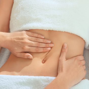 Massage sur le ventre d'une femme