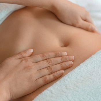 Massage sur le ventre d'une femme