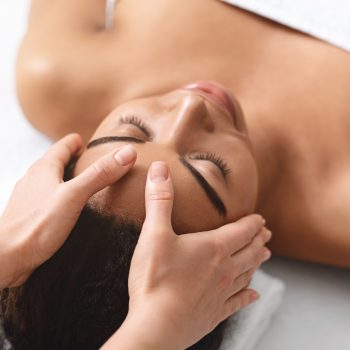 Massage sur le visage d'une femme