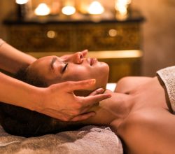 Massage sur le visage d'une femme
