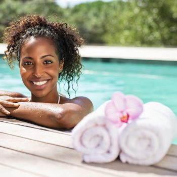 Une femme souriante, dans une piscine